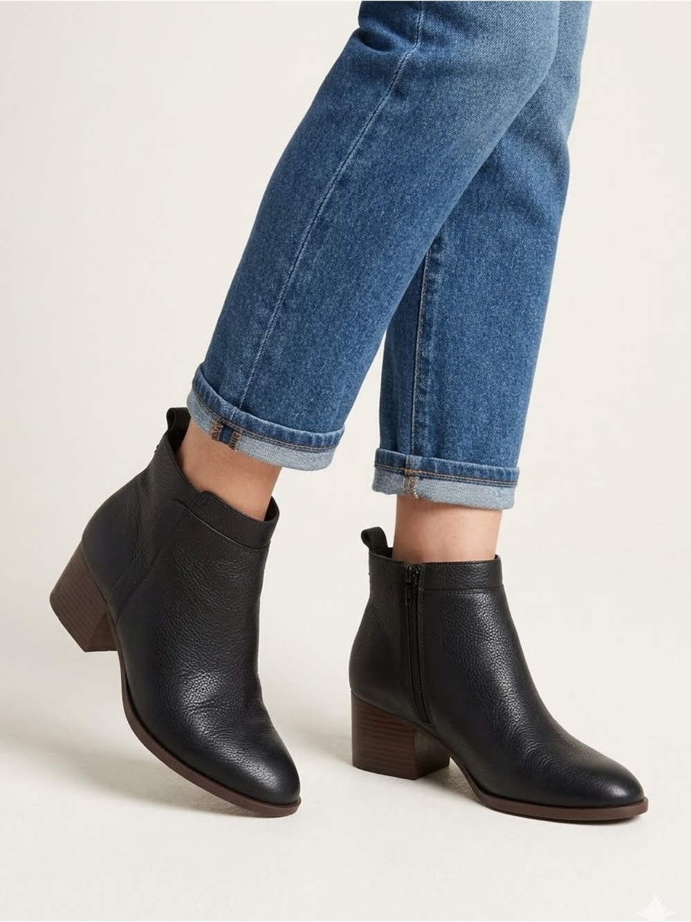 Gap women’s black leather zip heel ankle boots size 7